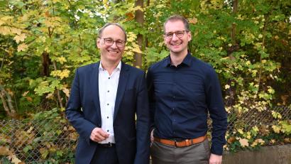 Bild: Dagmar Gutbrod/exb
Markus Frauendorfer (links), Vorsitzender des IHK-Gremiums Amberg-Sulzbach, mit Dr. Matthias Segerer, dem neuen Leiter der IHK-Geschäftsstelle in Amberg.