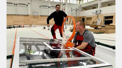 Bild: Gabi Schönberger
Die Basketballkörbe für die Dreifachturnhalle in Neustadt/WN wären schon mal da. Korbjäger aus Schulen und von der DJK Neustadt werden sich aber trotzdem bis zum Jahresende gedulden müssen..