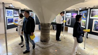 Bild: mor
Das Gewölbe des Malzhauses in Eschenbach erwies sich als idealer Ort für die Ausstellung. Rund 220 Besucher sahen die Präsentation der Fotofreunde.