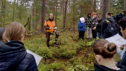 Bild: Grund- und Mittelschule Kemnath/exb
Die Schüler der Klasse 9M9 waren unterwegs im Zukunftswald.