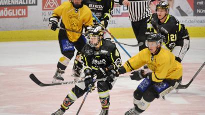 Bild: Andreas Brückmann
Philipp Siller (links) schnürte bei seinem ersten Heimspiel für den ERSC Amberg in der Eishockey-Bayernliga gegen Ulm gleich einen Viererpack.