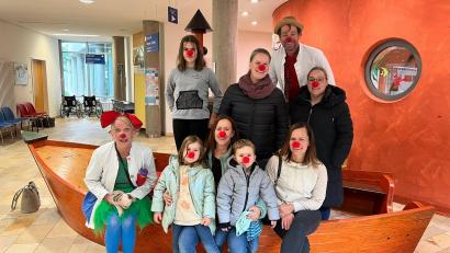 Bild: Eva Rauch/exb
Die Krabbelgruppe "Quietscheenten" aus Vohenstrauß überbringt den "KlinikClowns" eine Spende.