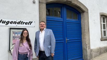 Bild: Stefanie Gradl
Bürgermeister Hans-Martin Schertl und die neue Betreuerin des Jugendtreffs, Angelina Draht, vor dem Jugendtreff in der Kirchgasse.