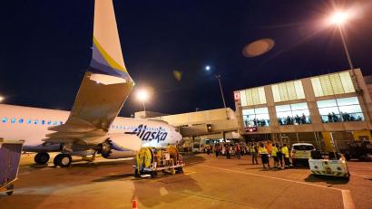 Bild: Ted S. Warren/AP/dpa
Ein Fugzeug von Alaska Airlines (Archivbild).