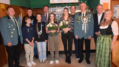Bild: bö
Seine neuen Würdenträger ermittelt der Schützenverein Mendorferbuch-Egelsheim. Dazu gratulieren Schützenmeisterin Barbara Guttenberger und Landrat Richard Reisinger (von rechts) sowie Bürgermeiste Florian Junkes (Fünfter von links).