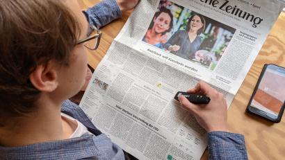 Symbolbild: Ludwig Zeumer/Die Mehrwertmacher GmbH
Mit einem Scan-Stift streicht der Leser bei der "Lesewert"-Messung jeweils den letzten Satz an, den er in einem Artikel gelesen hat. Aus den so gewonnenen Daten lernt die Redaktion, die Zeitung besser auf die Bedürfnisse der Leser zuzuschneiden.