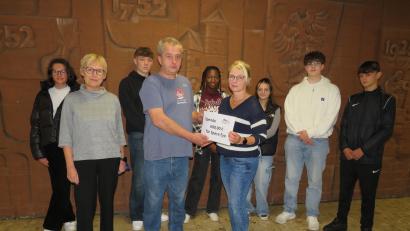 Bild: adj
Christine Sparrer vom Elternbeirat überreichte im Beisein der Schüler der M10 den Scheck an Andreas Lehner von Space-Eye. 	Bild: adj