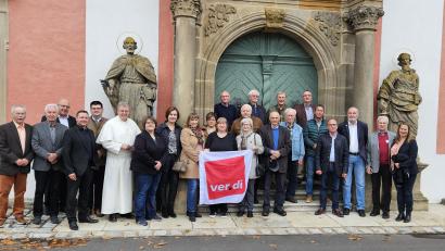 Bild: Eva Bößl/exb
Geehrte, Musiker und Funktionäre (von links nach rechts): Karl-Hein Wächter, Erhard Dobmann, Walter Thurn (Musiker), Rene Bauer (Musiker), Thomas Beitz (Vorsitzender OV West), Pater Adrian (Prior Kloster Speinshart), Eva Bößl (Gewerkschaftssekretärin), Katrin Wachsmann, Sabine Beer, Maria Braun, Daniela Gorny, Christa Bauer, Josef Bauer, Heribert Lassner, Hans Dagner, Hans Erfurt, Martin Hottner, Edgar Baier, Werner Walberer, Hans-Peter Brunner, Franz Bauer, Manfred Haberzeth, Marina Mühlbauer (stellvertretende Bezirksgeschäftsführerin).