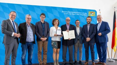 Bild: exb/Alexandra Beier
Innen- und Sportminister Joachim Herrmann (rechts) überreicht die Sportplakette des Bundespräsidenten an die SpVgg-Funktionäre aus Vohenstrauß, darunter die Vorsitzenden Uli Münchmeier (Dritter von links) und die Stellvertreter Thomas Groß (Vierter von rechts) und Rainer Gebert (Zweiter von links). Dabei war auch BLSV-Präsident Jörg Ammon (links).