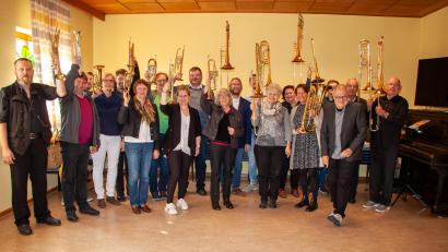 Bild: Werner Gentzwein/exb
Posaunenchöre trugen zum Weihejubiläum der Christuskirche in Schwarzenfeld bei.