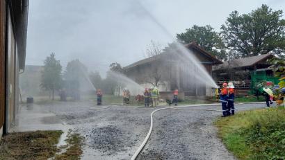 Bild: Feuerwehr/exb
Die Gemeinschaftsübung der Jugendwehren in der VG-Schirmitz im Anwesen Rast in Schirmitz läuft wie am Schnürchen.