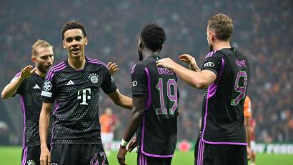 Bild: Peter Kneffel/dpa
Am Ende jubelten Jamal Musiala (Zweiter von links) und die Bayern im Hexenkessel von Istanbul.