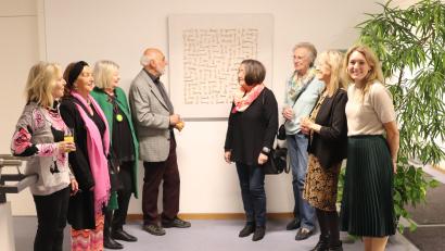 Bild: cog
Werner Baur (Vierter von links) erklärt den Laufer Künstlerinnen Irmingard Beirle, Anna Luise Oechsler, Gerda Karina Hederer und Jutta Hanna Schwarz sowie Nora Matocza, der Leiterin der Galerie im LCC, und VHS-Leiterin Claudia Mai (von links) seine Assemblage "Schlüsselerlebnis".