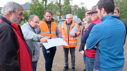 Bild: do
Von Vertretern der Baufirma und des Bayernwerks ließ sich der Bauausschuss über den Fortgang der Arbeiten für den Wasserleitungsbau und einer neuen Straßenbeleuchtung erläutern.