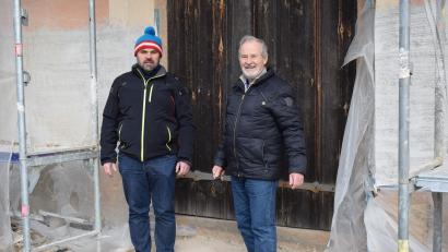 Bild: bnr
Die Renovierung haben sich Pfarrer Hans Spitzhirn (links) und Kirchenpfleger Ernst Zimmerer (rechts) zur Herzensangelegenheit gemacht. Jede freie Stunde verbringen sie auf der Baustelle.
.