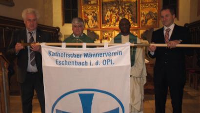 Bild: do
"Flagge zeigen" heißt es beim Männerverein. 2016 gehörten die Eschenbacher zu den ersten Katholischen Männergemeinschaften Bayerns mit einem Vereinsbanner.