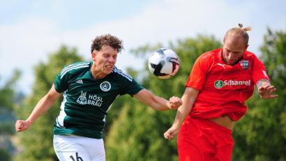 Archivbild: Schrems
Der SV Mitterteich gastiert am Freitagabend beim Baiersdorfer SV. Das Hinspiel (Szene mit Pascal Höcht, links, im Kopfballduell mit Sebastian Lindner) gewannen die Stiftländer mit 1:0.