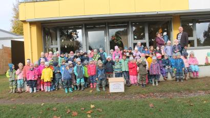 Bild: pi
Johann Lang (hinten, rechts) freut sich mit den Kindern der Waidhauser Kindertagesstätte.