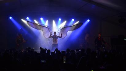 Archivbild: kki
Den "Engel" lässt "Weissglut"- Frontsänger Chris auch mal optisch auf der Bühne landen. Am Samstag, 28. Oktober, steht "Weissglut" auf der Bühne der O'Schnitt-Halle.