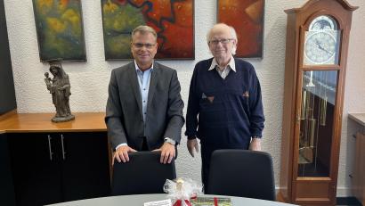 Bild: fz
Bürgermeister Karlheinz Budnik verabschiedet Siegfried Wilhelm in den zweiten Ruhestand.