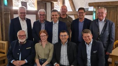 Bild: mez
MU-Bezirksvorsitzender Benjamin Zeitler (rechts vorne sitzende), sowie Kreisvorsitzender Leonhard Zintl (stehend Mitte) dankten für die langjährige Treue zum Kreisverband der Mittelstandsunion bei einem Ehrungs- und Zoiglabend in der Gaststätte „Zum Rechersimmer“.