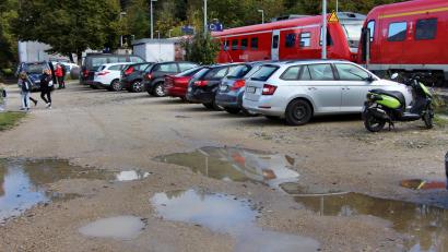 Bild: ds
Der Weg vom Auto zum Zug und umgekehrt führt in Etzelwang oft um viele Pfützen herum. Deshalb drängt die Gemeinde darauf, dass der Parkplatz befestigt wird.