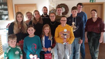 Bild: rbg
Der Tirschenreuther Schwimmclub ehrte seine erfolgreichsten und trainingsfleißigsten Aktiven. Im Bild: (hinten, von links) Antje Mickisch, Sportlicher Leiter Lukas Bachmeier, Fynn Legat und Hubert Brech sowie (Mitte von links) Leni Geiger, Hanna Hirsche, Sandra Beinrucker, Leonhard Fütterer und TSC-Vorsitzende Barbara Legat-Kasel und (vorne, von links) Lorenz Zahner, Hanna Frank, Michaela Geiger und Lisa Franz.