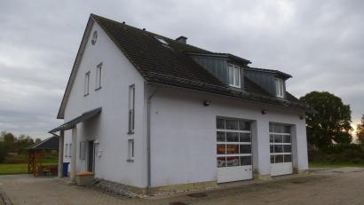 Bild: bk
Das bestehende Feuerwehrhaus in Kaltenbrunn hat bald ausgedient. Für einen Neubau wird noch ein Grundstück gesucht.