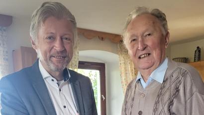 Bild: Marktgemeinde Plößberg/exb
Bürgermeister Lothar Müller gratulierte Andreas Schmid zum 90. Geburtstag.
