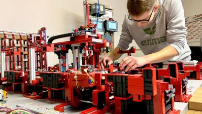 Bild: Gabriele Schöneberger
Elektroniker Johannes Gollwitzer bei der Arbeit.