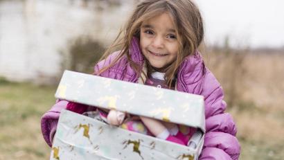 Bild: Maurice Ressel
Kinder wie Miliza (Bild) freuen sich, wenn sie von der Aktion "Weihnachten im Schuhkarton" profitieren können. Auch in Amberg und im Landkreis Amberg-Sulzbach gibt es wieder Sammelstellen.