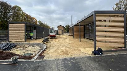 Bild: Andreas Royer
Mit dem Aufstellen der neuen Hallen für Fahr- und Motorräder sowie der Buswartehäuschen an den Haltestellen sind die Bauarbeiten zur neuen Park+Ride-Anlage am Sulzbacher Bahnhof auf die Zielgerade eingebogen. Nach Angaben von Planer Martin Dunst wird der Zeitplan bis Ende Dezember eingehalten.