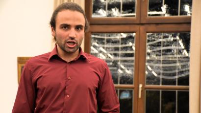Bild: ubb
Adnan Barami, ehemaliger Schüler der Kreismusikschule und gefördert durch den Förderverein MUT, ist ein junger Tenor mit einer wunderbaren Stimme. Im schönen Sitzungssaal des Landratsamtes verzauberte er sein Publikum mit seiner Stimmgewalt und seiner Ausstrahlung.
