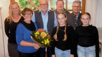 Bild: fz
Liliane und Günter Neumann sind 50 Jahre verheiratet. Bürgermeister Karlheinz Budnik und Pfarrer Hubert Bartel (hinten, von rechts) gratulierten.