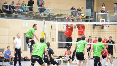 Archivbild: Andreas Brückmann
Die Drittliga-Volleyballer des VC DJK Amberg (grüne Trikots, Szene aus der Partie gegen Jena) empfangen am Samstag den ASV Dachau II.