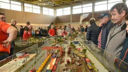 Bild: bey
Da schlägt das Herz der Modelleisenbahner höher. Am Samstag und Sonntag, 4. und 5. November, gibt es in der Windischeschenbacher Mehrzweckhalle eine große Ausstellung mit vielen technischen Raffinessen.
