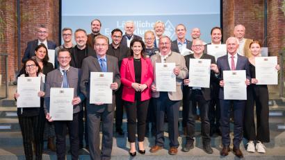 Bild: Seyfarth/StMELF/exb
Das Bild zeigt Staatsministerin Michaela Kaniber mit den Preisträgerinnen und Preisträgern des Staatspreises für Dorferneuerung und Baukultur.