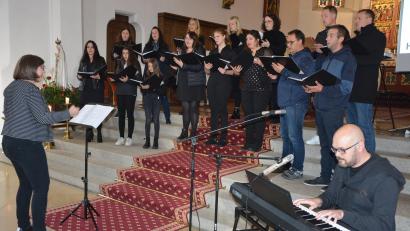 Archivbild: jr
Der Chor „Grazie A Dio“ gibt am Sonntag, 5. November, ein Konzert in Leonberg. Das Bild zeigt den Chor beim Auftritt im vergangenen Jahr in der Stadtpfarrkirche in Tirschenreuth.