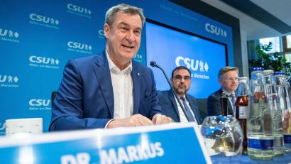 Bild: Peter Kneffel/dpa
Markus Söder (l, CSU), Ministerpräsident von Bayern und CSU-Parteivorsitzender.