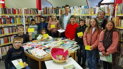 Bild: lg
Bei der Preisverleihung zur diesjährigen Bücherrallye der Stadtbibliothek gab es für die zehn Sieger Kinogutscheine von Bürgermeister Rudolf Teplitzky.