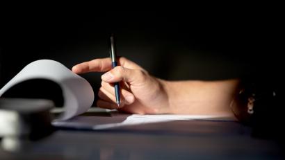 Symbolbild: Daniel Reinhardt/dpa
Bei den Sitzungen im Stadtrat Windischeschenbach wird Protokoll geführt. Auch das Abstimmungsverhalten wird in der Niederschrift festgehalten.