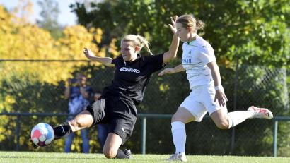 Archivbild: Hubert Ziegler
Mit vollem Einsatz spielt Sabrina Walter (links) vom TSV Theuern den Ball. Im letzten Hinrundenspiel ist der TuS Bad Aibling zu Gast.