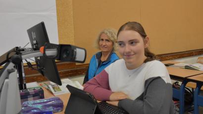 Bild: ubb
Die 16-jährige Vanessa Fleischmann (im Bild mit Schulbegleiterin Petra Richtmann) aus Plößberg geht seit September in die Regelschule. Sie hat sich trotz ihrer sehr starken Sehbehinderung gut eingelebt und möchte erst den Quali machen und dann die Mittlere Reife ablegen.
