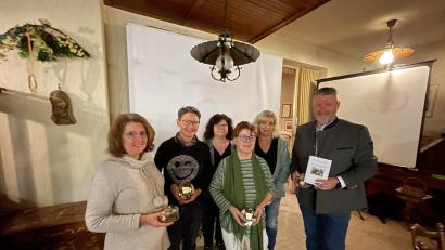 Bild: Klaus Schuster/exb
Den Referentinnen des Abends bekamen kleine Präsente. Von links Gabriele Treml-Laubert, Silvia Engel, Heike Rosner, Gudrun Schuster, Christine Eckert und Klaus Schuster.