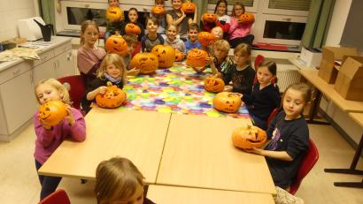 Bild: rn
Stolz zeigen die Eschenbacher Kinder ihre Kürbisse für Halloween.