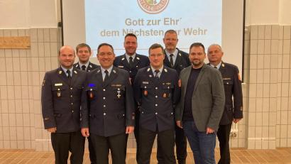 Bild: bey
Daniel Müller (vorne, Zweiter von links) gab nach 18 Jahren das Amt als Kommandant der Feuerwehr Luhe an Florian Wittmann (vorne, Zweiter von rechts) ab. Dazu gratulierten Kreisbrandrat Marco Saller (links) und Bürgermeister Sebastian Hartl (rechts). Neuer stellvertretender Kommandant ist Tobias Schmitscheck (hinten, Zweiter von links).