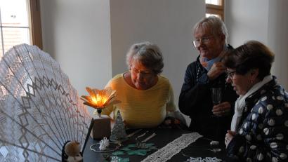 Bild: pop
Bei der Klöppel-Ausstellung im Hammerschloss wird edle Spitze präsentiert.