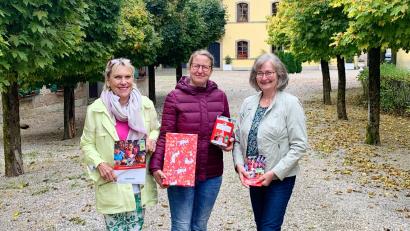 Bild: njn
Die Aktion Weihnachten im Schuhkarton startet wieder. Die Packstation ist im ehemaligen Kuhstall des Schlosses Wildenreuth untergebracht. Auf dem Bild (von links) Eva Freifrau von Podewils, Leiterin Katrin Feil und Erika Häupler.