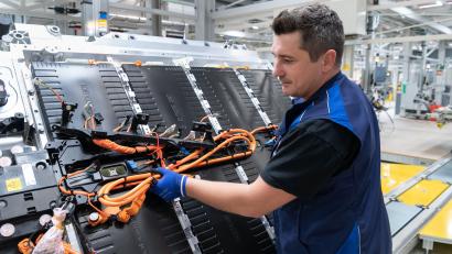Bild: BMW/Stefan Hanke/exb
Schwerpunkt Oberpfalz für Antriebsbatterien: Im BMW-Werk in Regensburg werden sie montiert, in Wackersdorf vorher auf Herz und Nieren geprüft.