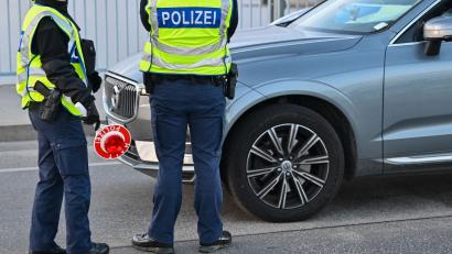 Symbolbild: Patrick Pleul/dpa
Ein 19-Jähriger aus der Ukraine war mit einem gefälschten Führerschein unterwegs.